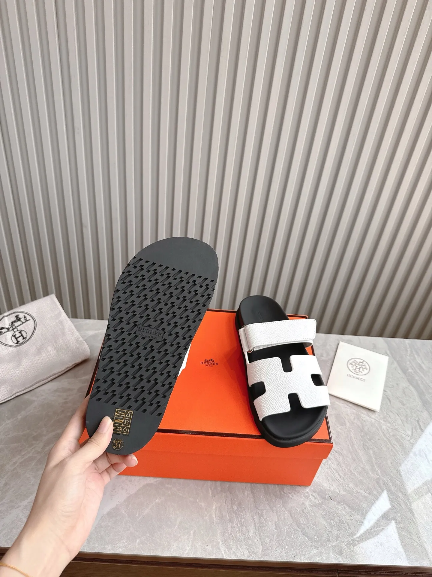 p480🐮🐮Couple model (top version) H family 2024 spring and summer new style HERMES Hermes' recently popular couple model pig nose angle sandals and slippers, paired with various colorful socks, popular. Upper: imported original deerskin (the genuine leather edging is not ordinary super migration). Lining: imported genuine leather. Outsole: Tpu non-slip and wear-resistant outsole. Size: Female 35-42 (40/42 non-returnable and non-exchangeable) Male size: 39-45 (45 non-refundable and non-exchangeable)